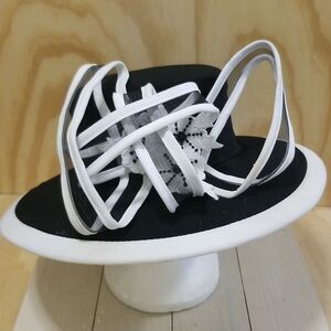 Lisa Rene Elegant Black and White Women's Felt Hat Sz Medium/Large